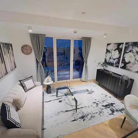 Modern Balcony Flat Closet To London Bridge